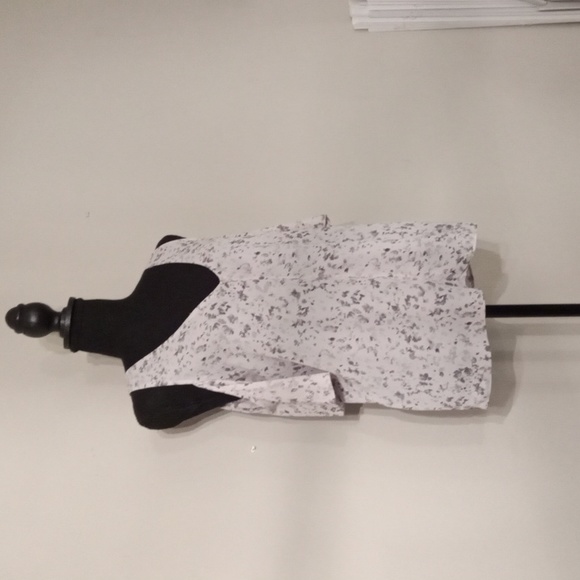 14th & Union Light Grey Cold Shoulder Short Sleeve Blouse Women's Medium - Picture 2 of 4